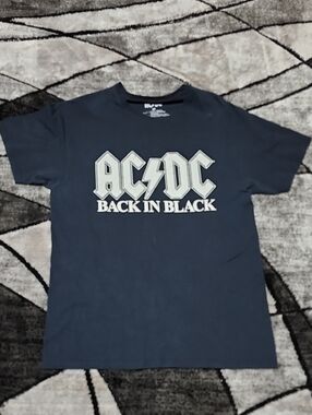 AC/DC "BACK IN BLACK" BLACK RAISED GRAPHIC CREWNECK SHORT-SLEEVE TEE-SHIRT